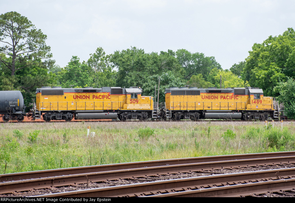 Two Geeps lead a local from the Houston East Belt Subdivision and onto the Houston West Belt Subdivision. 
